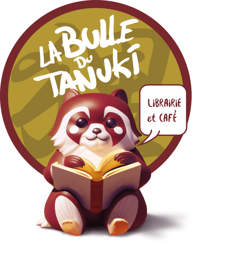 Le logo de la librairie. Il représente un tanuki assis avec un livre dans les pattes. Une bulle de parole indique : Librairie et café. Derrière lui, dans un cercle : La bulle du tanuki ainsi que les idéogrammes en fond. Le cercle a un contour brun, de la même couleur que le tanuki, et le reste est vert.
